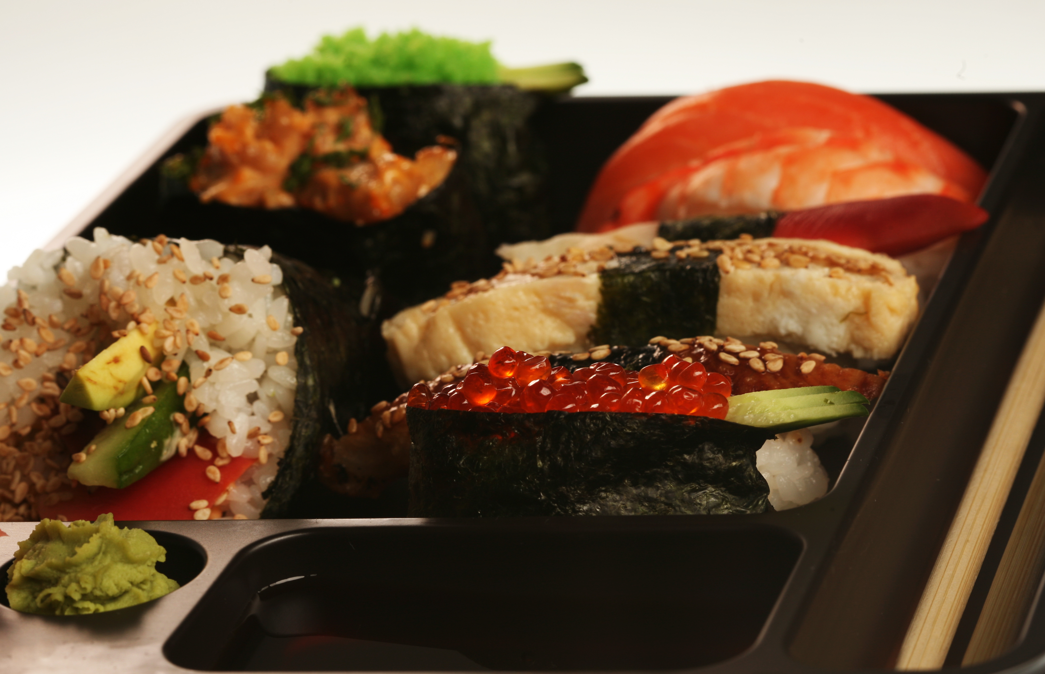 japanese-traditional-sushi-set