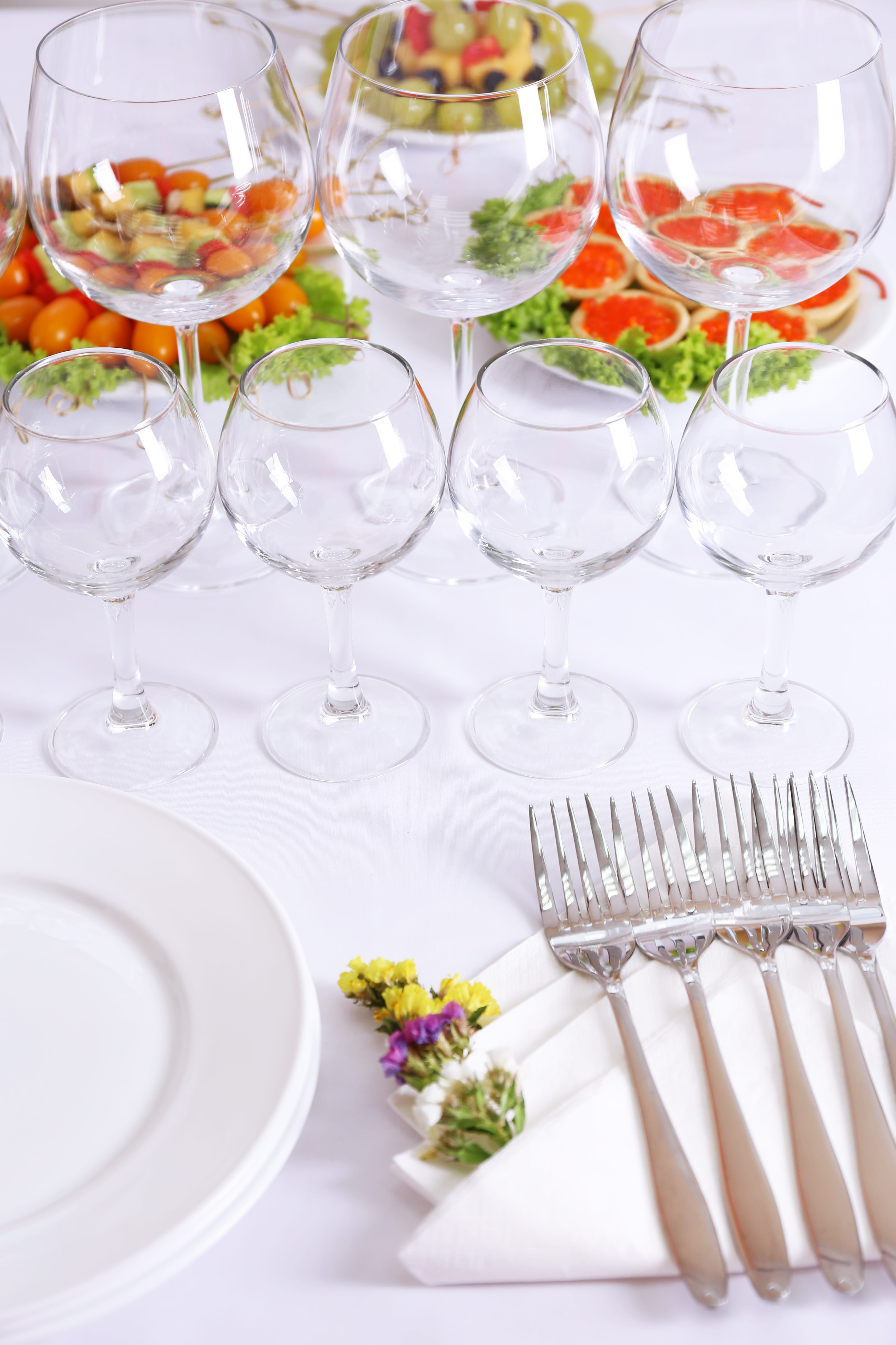 buffet-table-with-dishware-waiting-guests